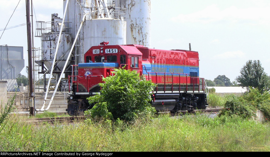 PNRW 1451 / GP15-1 parked in front of the CEMEX facility.